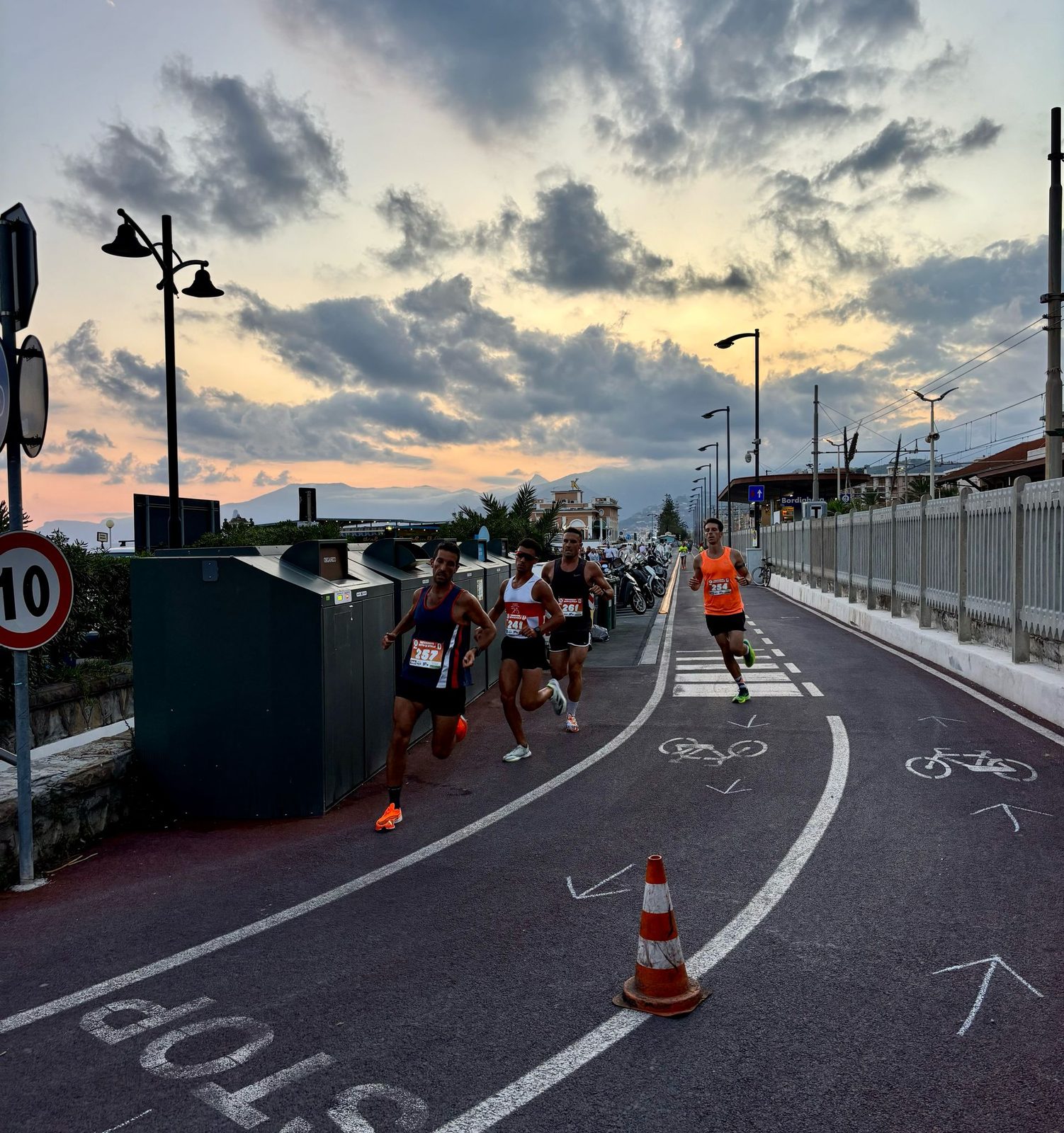 Partecipanti della Passeggiata sotto le Stelle al tramonto sul lungomare di Vallecrosia