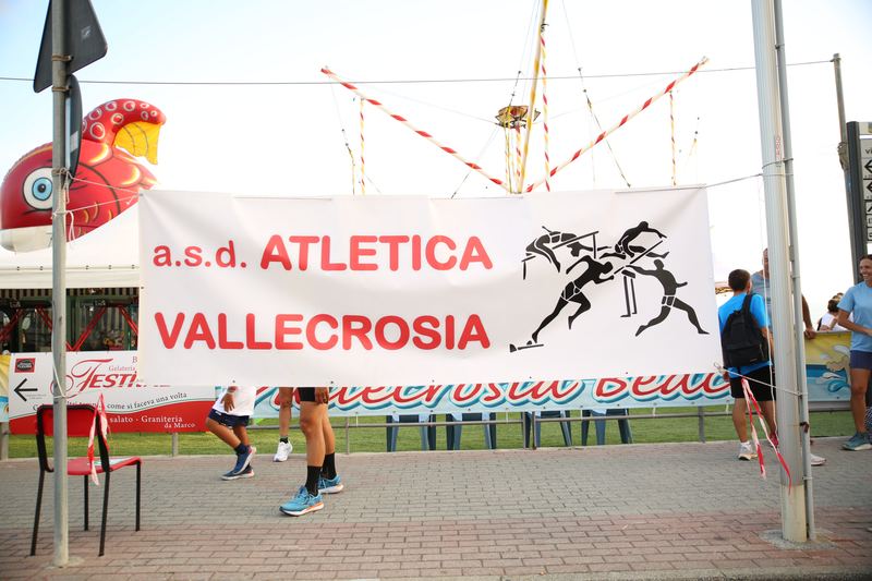 Lo striscione della A.S.D. Atletica Vallecrosia
